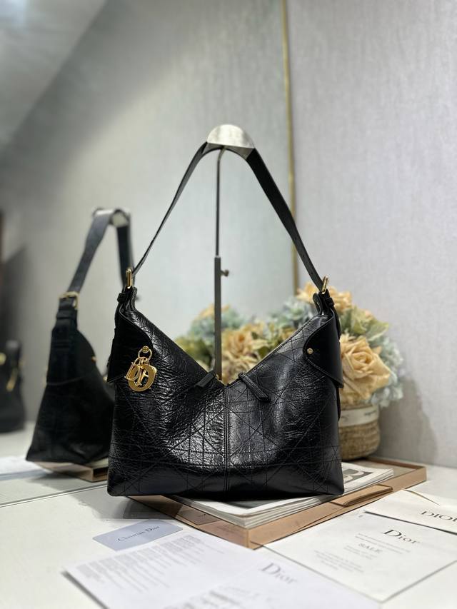 Authentic, High-Quality Medium Dior Voyage Handbag, Black with Pleated Design. T