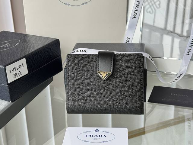 A classic Prada wallet, simple and stylish. Model 1Mv204. This simple yet elegan