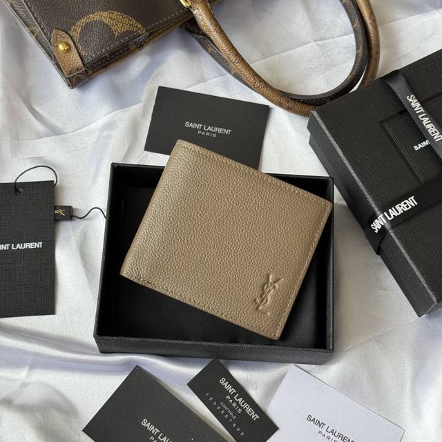 YSL 2025 Fall/Winter New Men's Wallet. Made of pebbled leather with a large lini