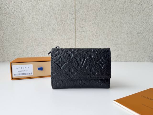 Authentic Top-Tier Original M82566 Embossed "Porto Foyle Pilot" is a single patt