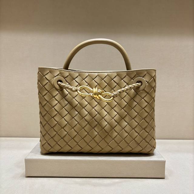 Original Leather Top-Tier Spring/Summer New Arrival. Continuing the brand's wove