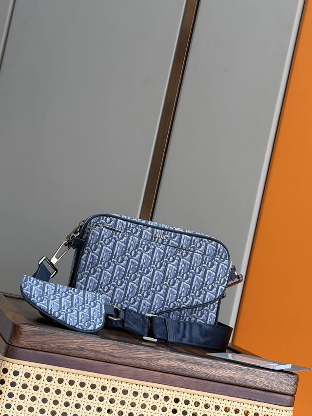 Authentic This Rodeo saddle three-piece handbag set is crafted from striking blu