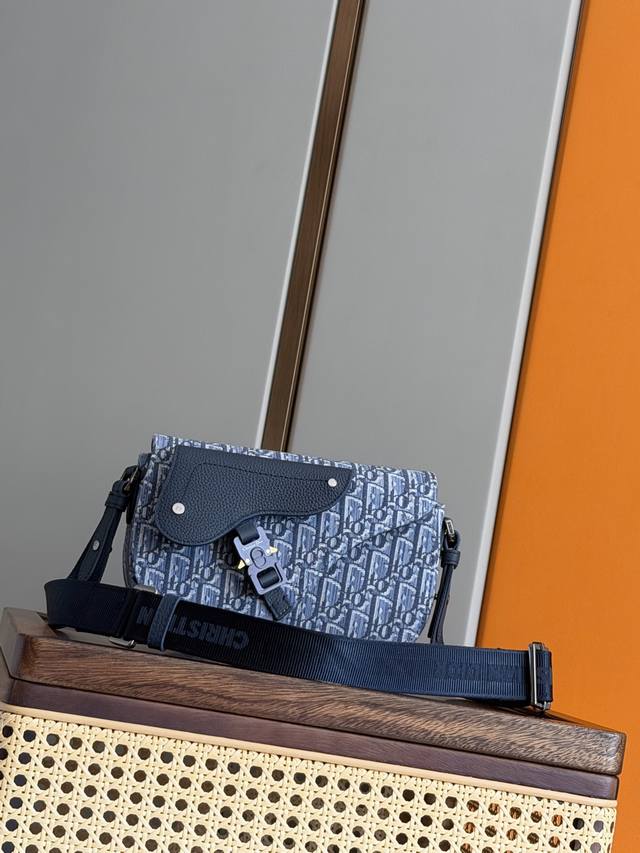 Authentic This saddle messenger bag is exquisitely stylish. Crafted from blue Ob