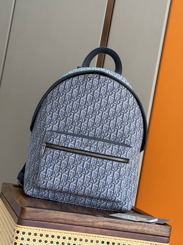 Authentic This Rider backpack boasts a simple silhouette and a classic preppy st