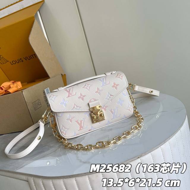 163C01 Chip Version Internal Price P Style No.: M25682 Top Layer Leather Origina