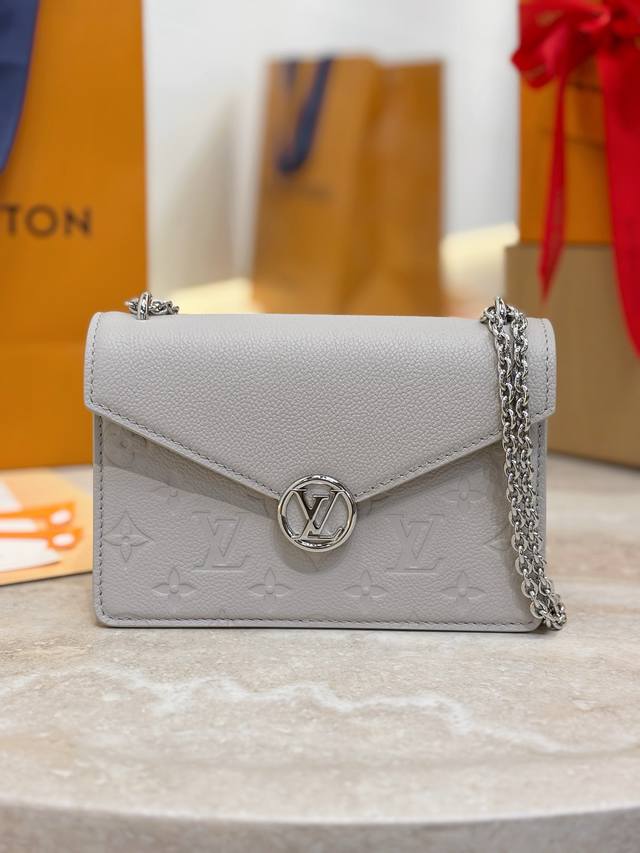 M13570 Taro Color This elegant chain charm wallet, "Rosy," boasts a timeless cla