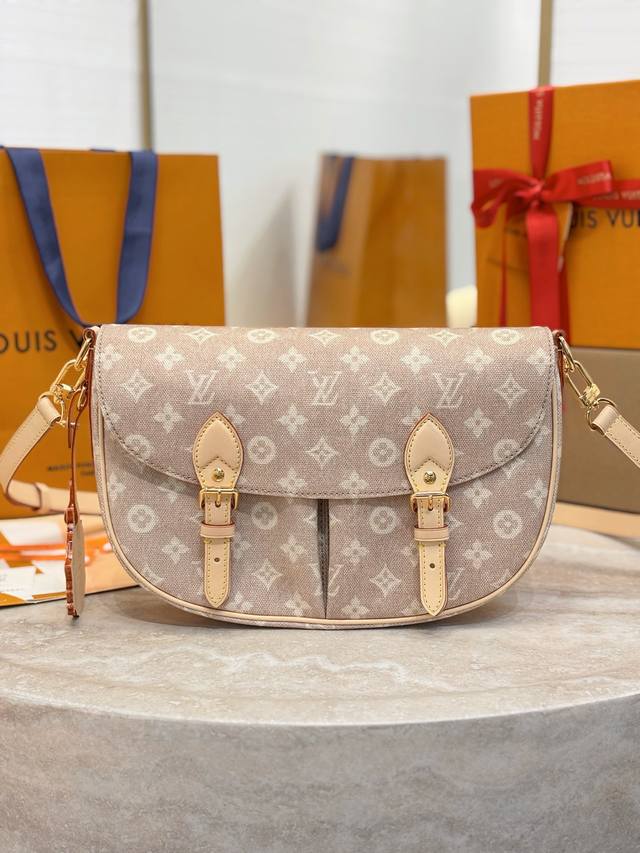 Escape Handbag ( M15134) The Escape handbag makes a striking appearance in the T