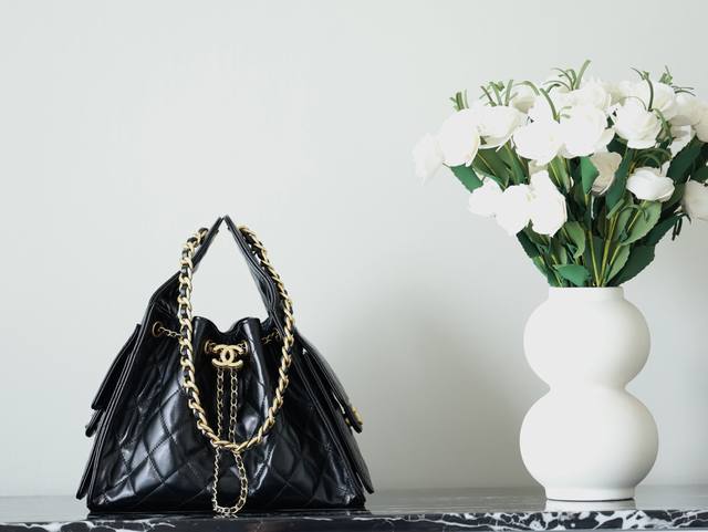 Premium Original Chip Chanel 25 Series Oil-Wax Leather From classic black and wh