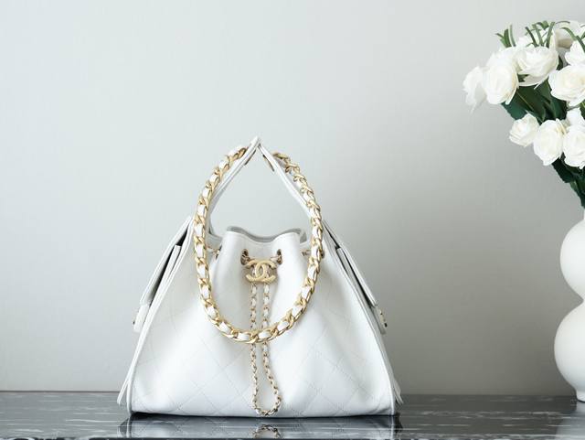 Premium original chip Chanel 25 bag. The 25 bag also offers a rich selection of