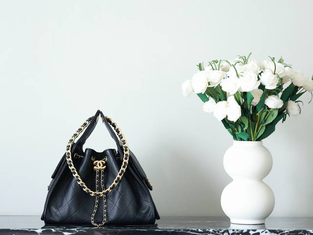 Premium Original Chip Version Chanel 25 Bag. The pebbly embossed calfskin leathe