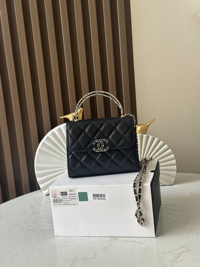 New Chip Version - This season's hottest Kelly handle bag! 25 new styles, a top