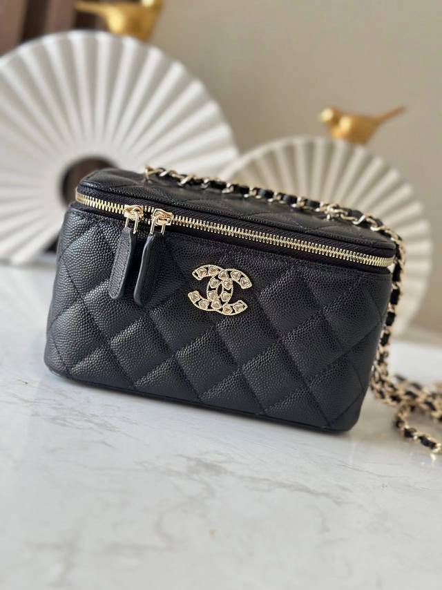 Chip-print Heart Diamond Hannel 25 Chain Box Makeup Bag. Made of caviar leather,