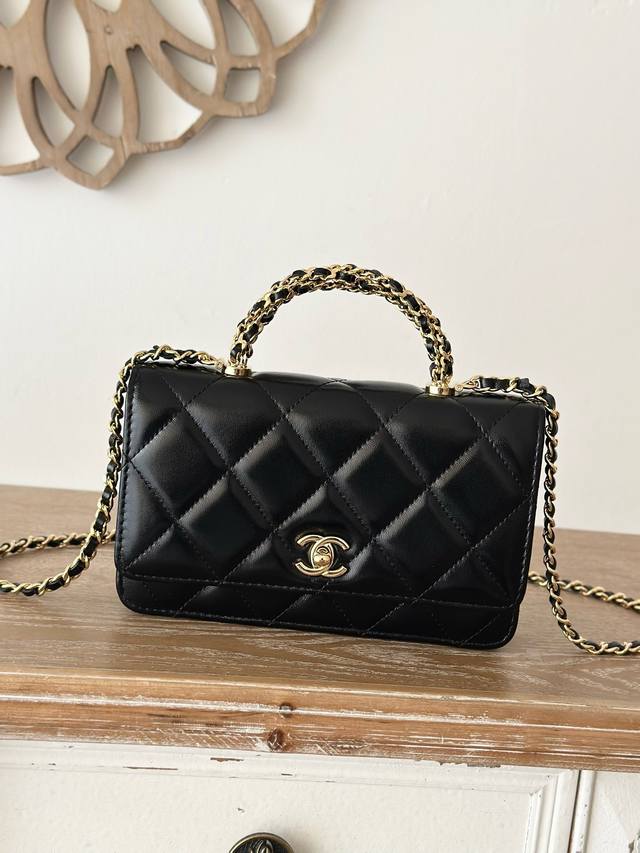 Chip version Chanel 24B with twisted handle, made of oil-waxed lambskin, with a