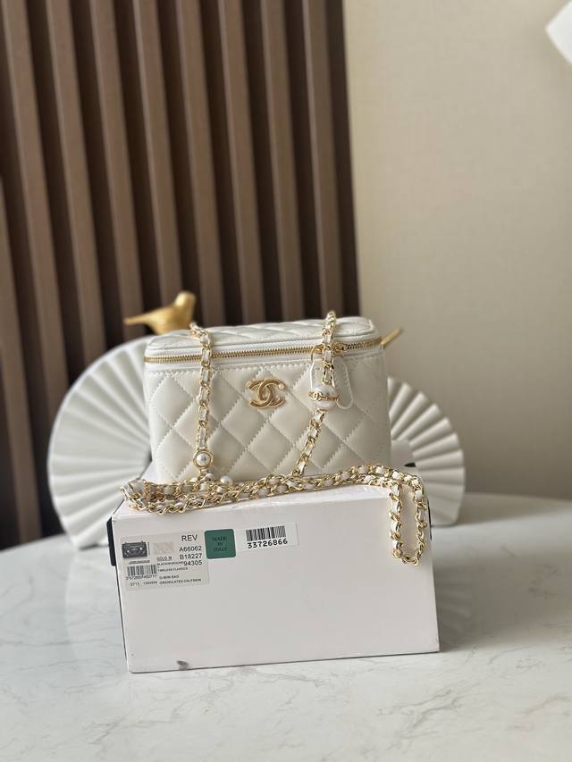 Chip version Chanel 1 24K chain with pearl cosmetic bag. Super luxurious! Made o