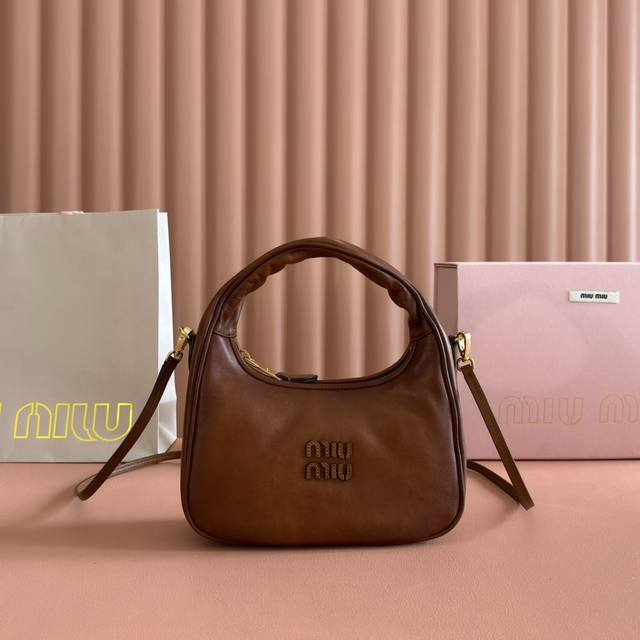Comes with full original boutique packaging. The new Miuwander handbag features
