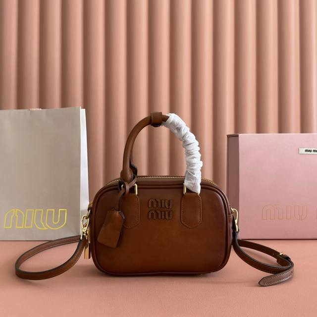 Comes with full original factory packaging. This handbag features a vintage-styl