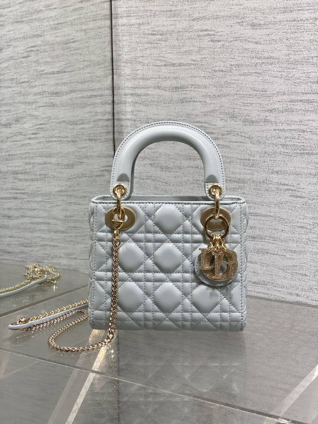 Top-quality original single item with full packaging. Classic Lady bag with diam