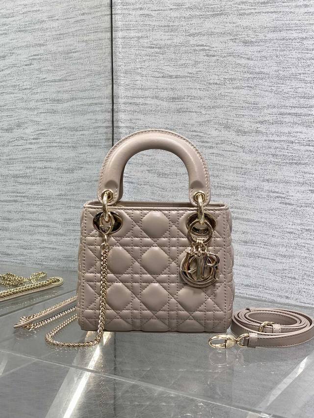 Original factory packaging included. Classic Lady bag in beige, a must-have thre