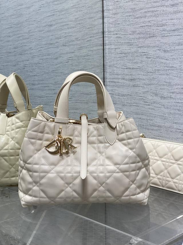 Original factory packaging included. Medium size, in stock. The latest Toujours