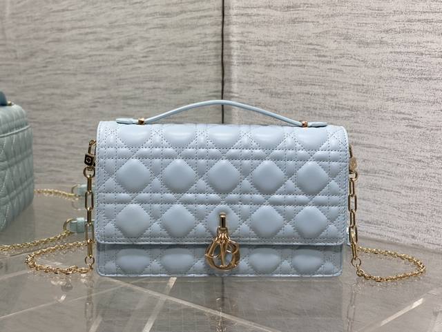 Top-quality original single item with full packaging. Latest medium-sized pearl