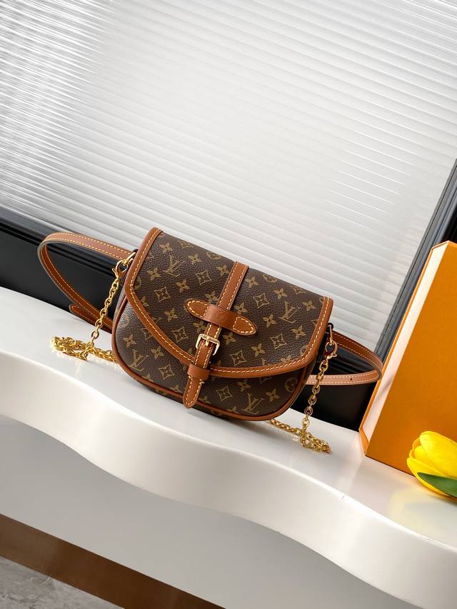 M27096 This Solo handbag combines Monogram canvas and smooth cowhide leather wit