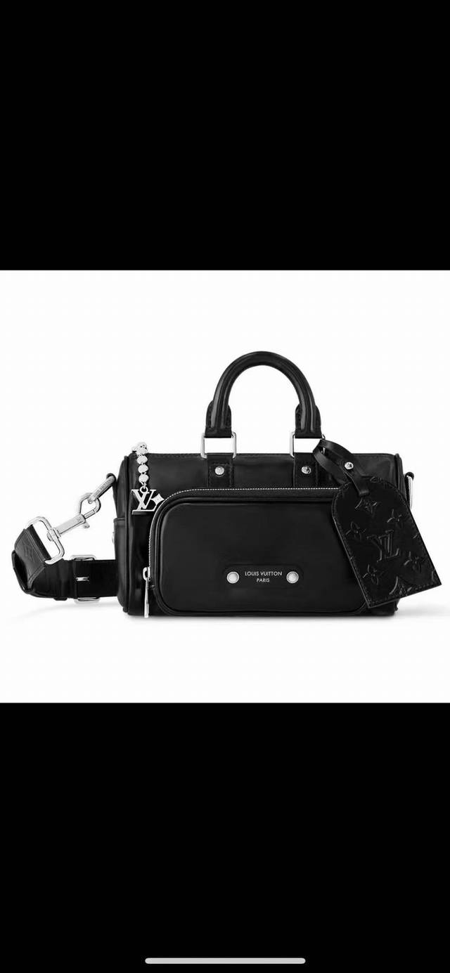 M13988 This Keepal Cargo Bandouliere 25 handbag is crafted from glossy calfskin