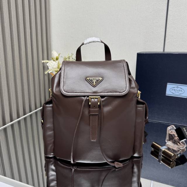 Top-tier original single-style new backpack 1Bz080 lambskin. This Explore handba