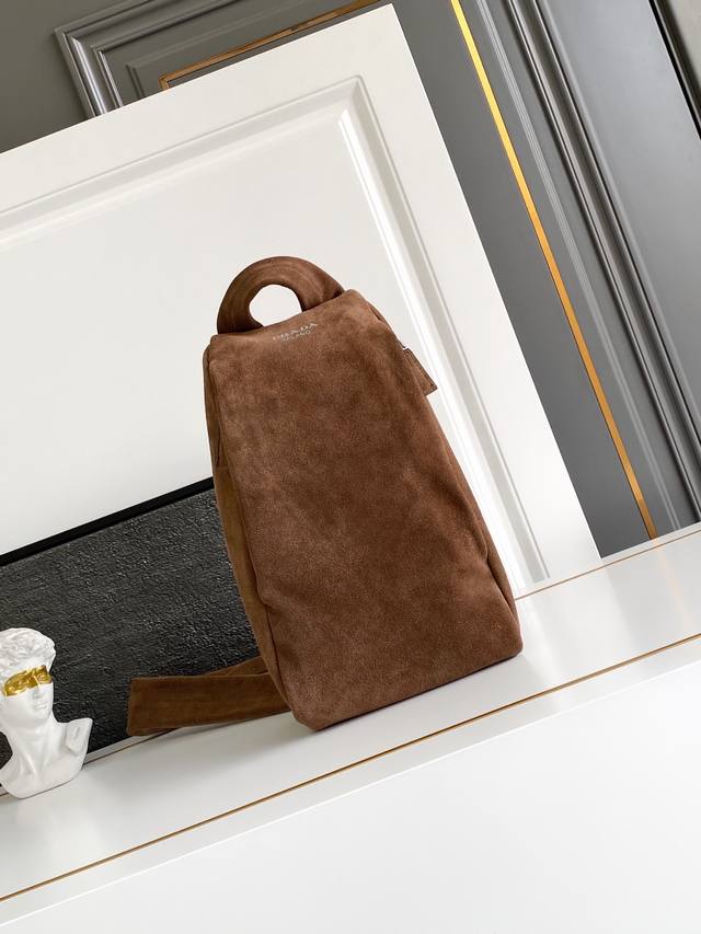 New Chest Bag This chest bag is crafted with meticulous attention to detail, int