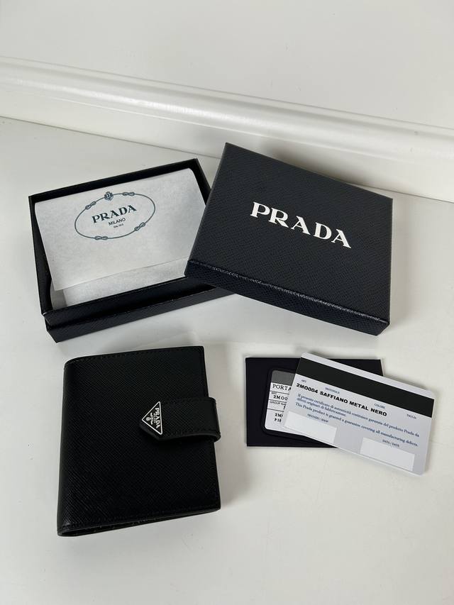 A unisex short wallet from Pixnet, model 2Mo004, made of cross-grain cowhide, fe