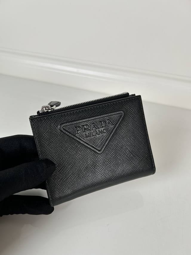 A unisex short wallet from Pixnet, model 1ML050, made of cowhide, with eight car