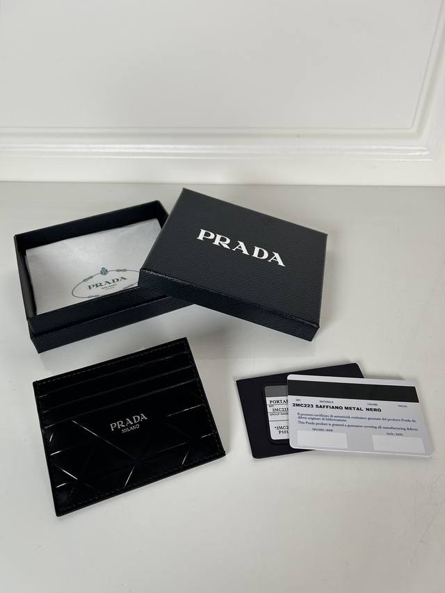 A unisex patent leather calfskin card holder from Pixnet, patent leather with em
