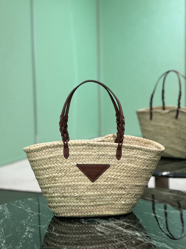 The shopping basket is here! features a cowhide-trimmed corncob pattern shoulder