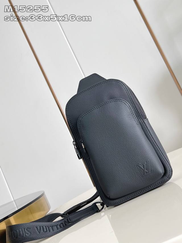 Factory Price P Top-Tier Original M15255 This Avenue small shoulder bag is made