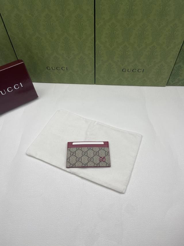 Top-quality genuine leather! GG detail card holder. This card holder is crafted