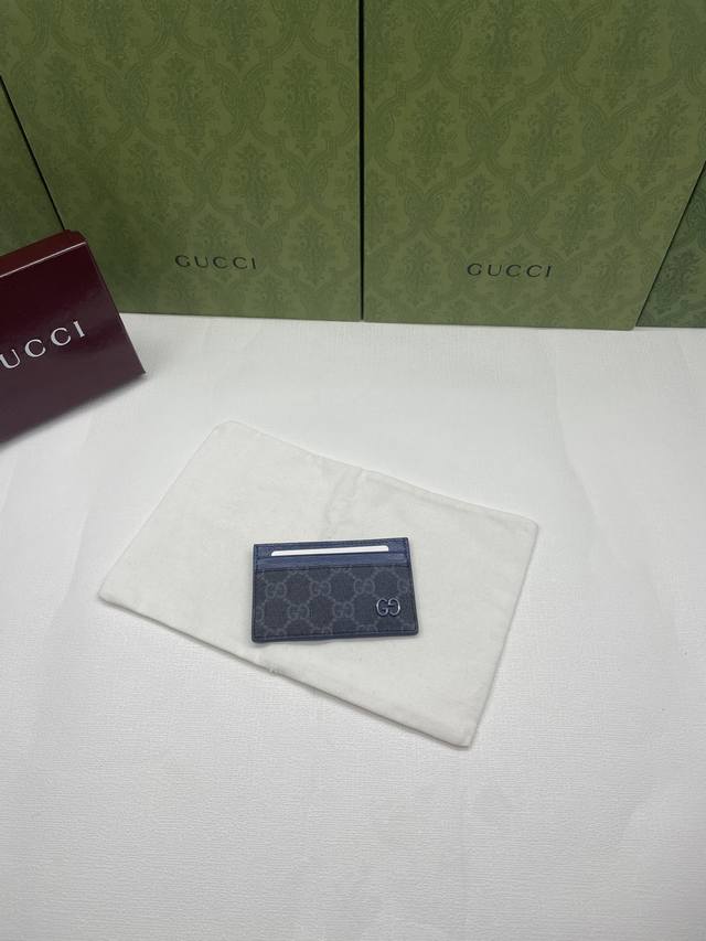 Gg detail card holder. Crafted from beige and ebony Gg Supreme canvas, this card