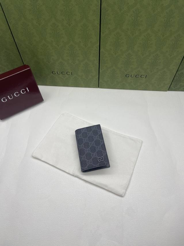 Long card holder with green box bag embellishment and Gg details. The iconic Gg