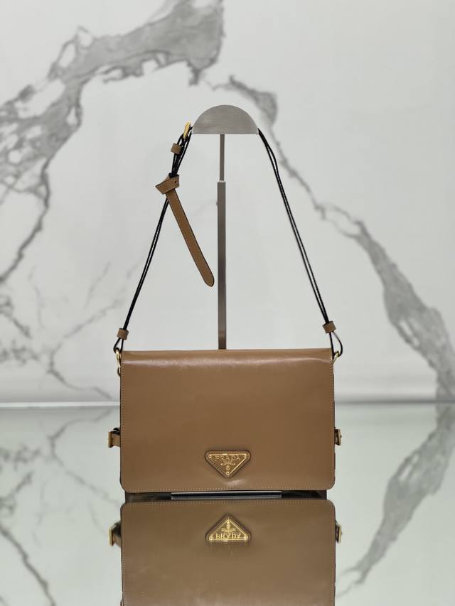 New Arrival: Luxsot Oil-Waxed Leather's Newest Member - Ddd. This messenger bag