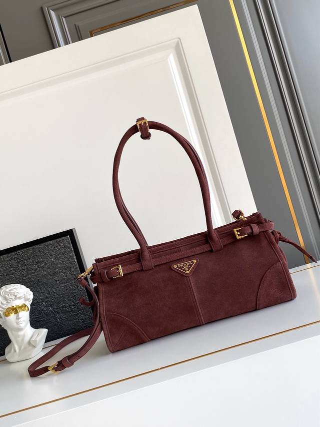 Lussolf's new maroon suede handbag/crossbody bag is made of imported suede. Its