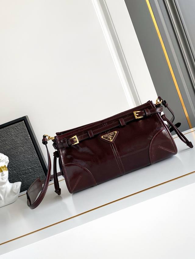Lussolf Oil-Waxed Leather Crossbody Bag (Ddd) This crossbody bag is made of impo