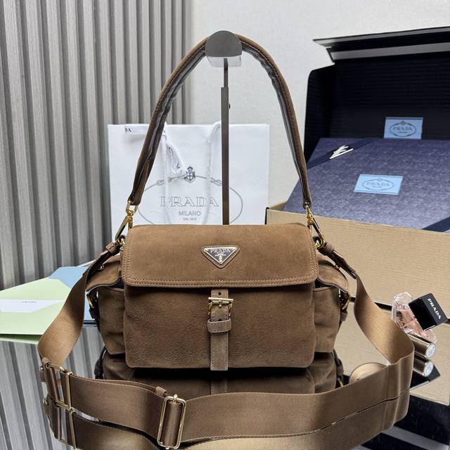 Top-quality original single-piece new messenger bag 1Bd394 suede. This handbag p