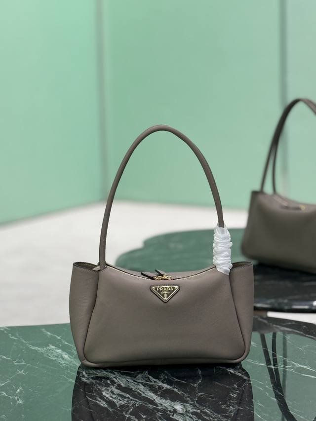 Underarm Handbag (Ddd) This bag is made of calfskin leather with an imported lam