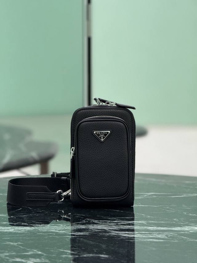 New Leather Smartphone Bag (Ddd) This practical and minimalist smartphone bag is