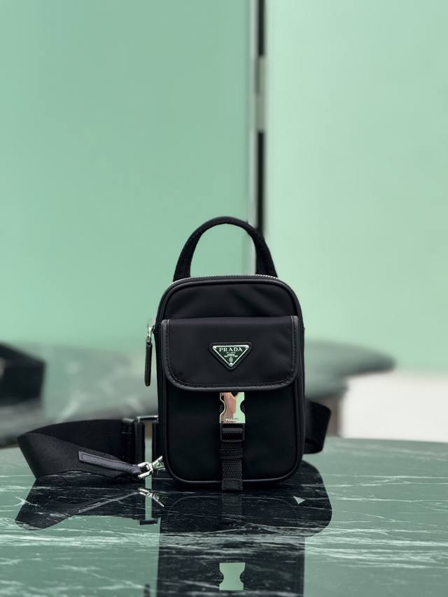 New Arrival: Smartphone Chest Bag (Ddd) This smartphone case features a versatil