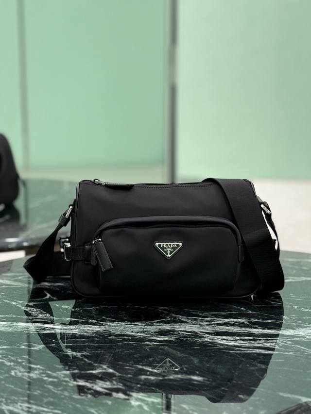 New Small Messenger Bag (Ddd) This shoulder bag's sporty functionality is define