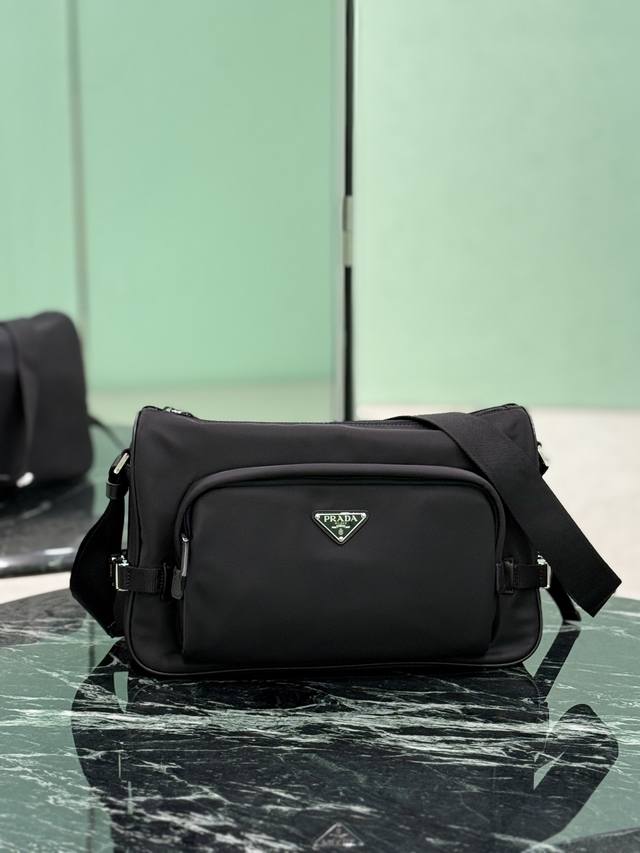 New Large Messenger Bag (Ddd) This shoulder bag's sporty functionality is define