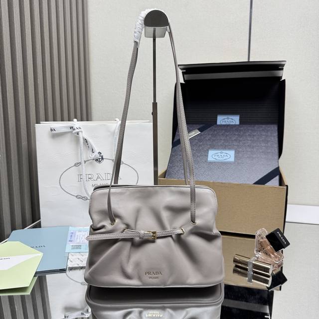 Top-tier original single-piece new cloud bag 1Bg586. This shoulder cloud bag is