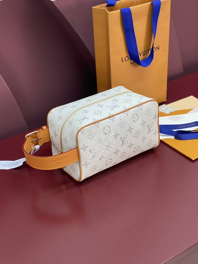 Factory Price P M14839 White Stripes! The Locker Dopp Kit toiletry bag is crafte