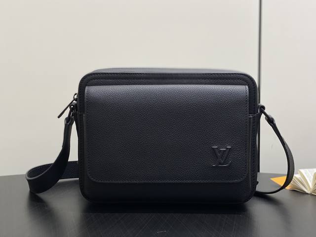 Original Quality M15265 Black Full Leather Men's Boarding Messenger Bag. This me