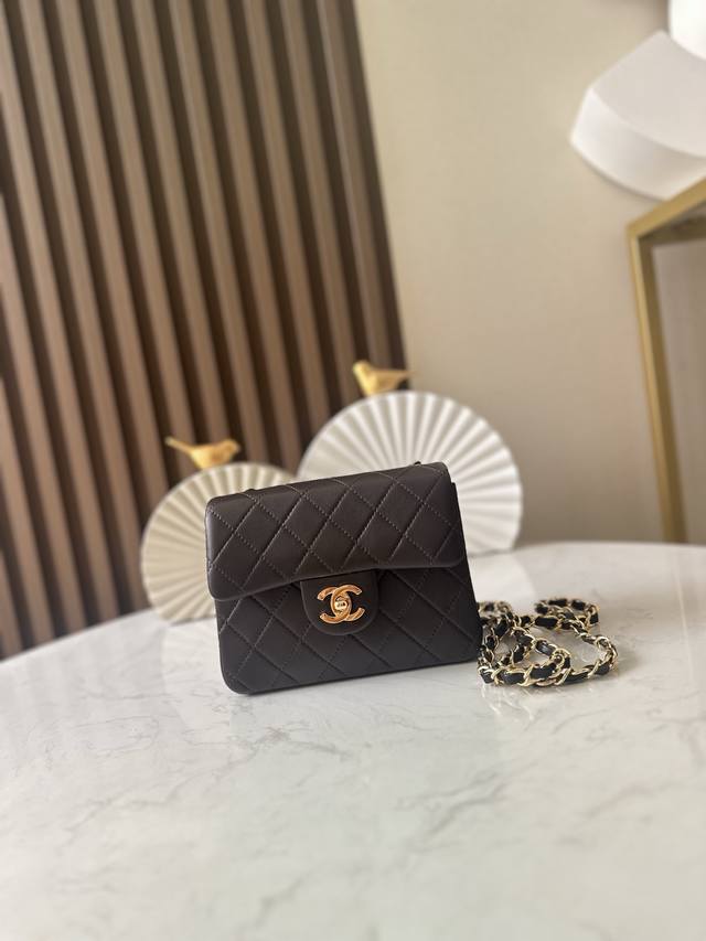 Full packaging, newly shipped. A cute and exquisite vintage Chanel square chubby