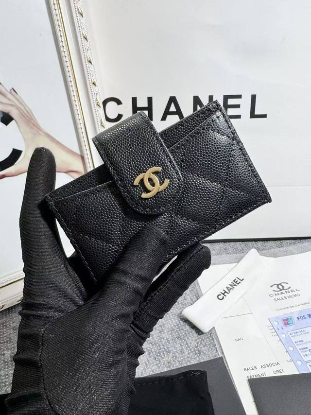 Loss-making price 200, Chanel Accordion Card Holder. This card holder is differe